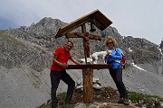 03 Il Signore dei ghiaioni sul Colle degli Agnelli (2000 m) con la Presolana di Castione da sfondo